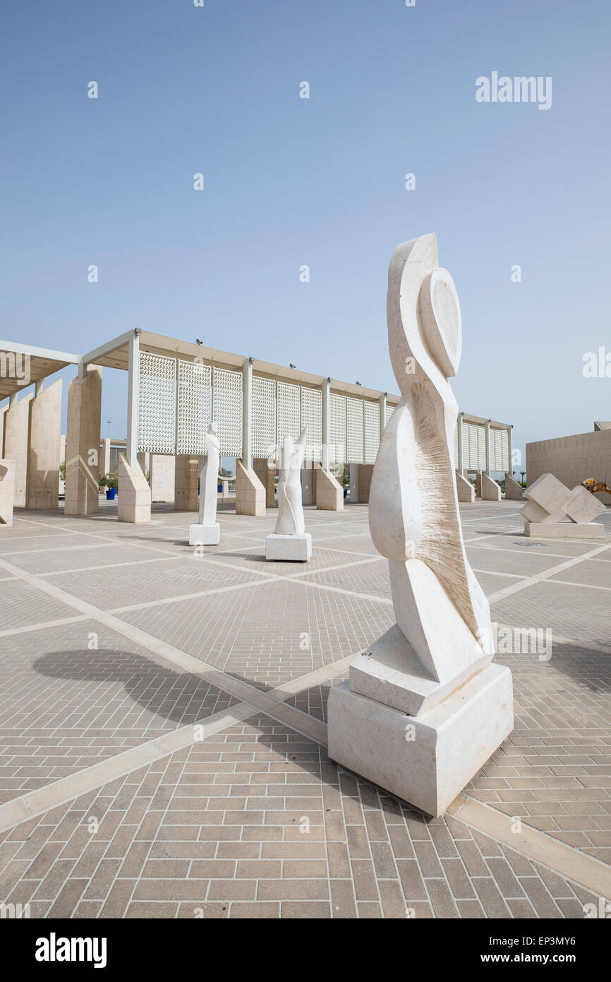 Vista di sculture in mostra presso il Museo Nazionale in Manama Bahrain Foto Stock