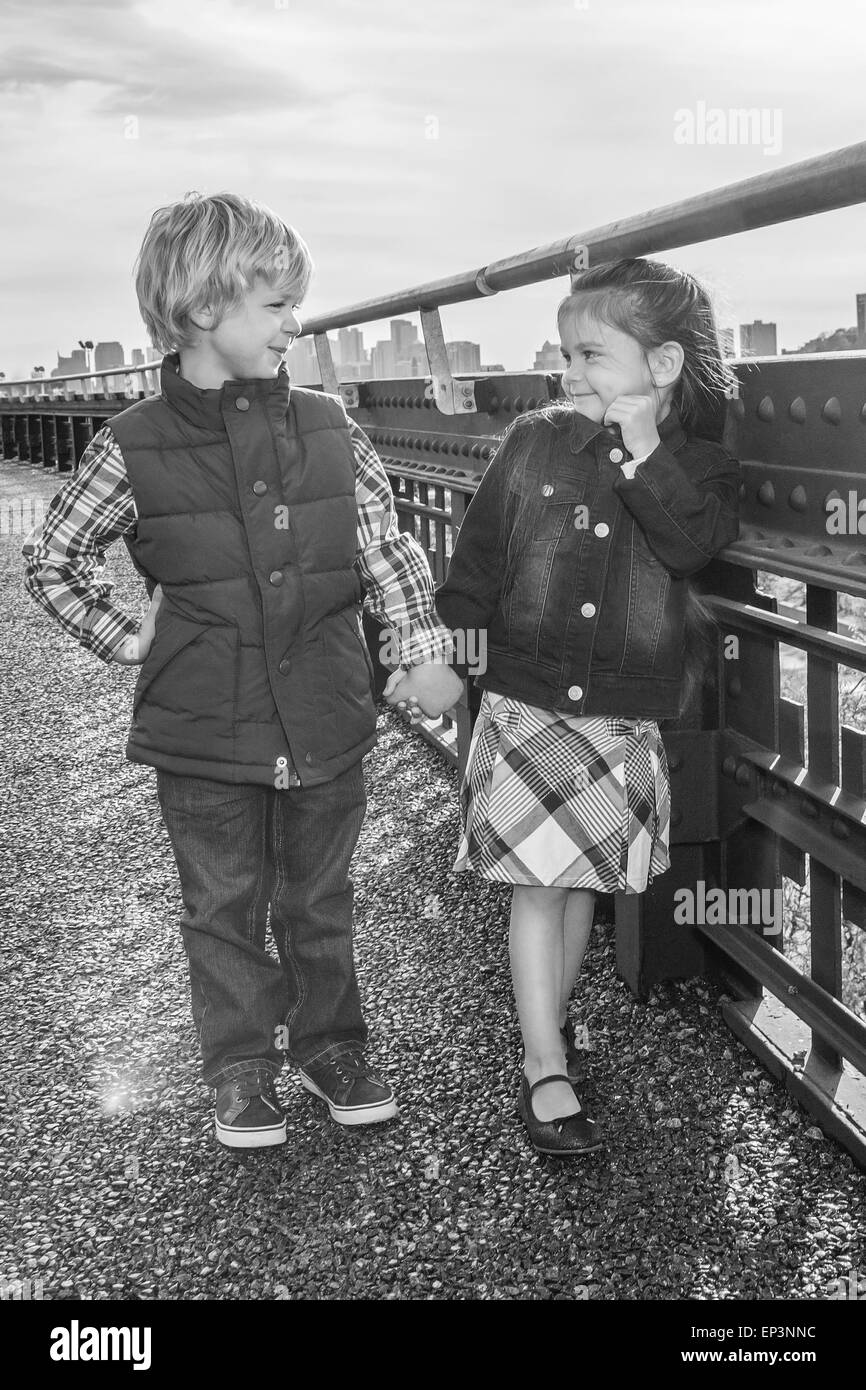 Adorabili e un ragazzo e una ragazza tenendo le mani nella città Foto Stock
