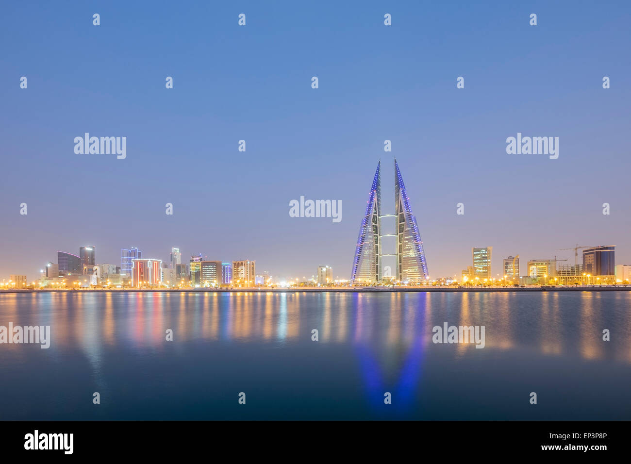 Vista del World Trade Center e lo skyline di Manama nel regno del Bahrain Foto Stock