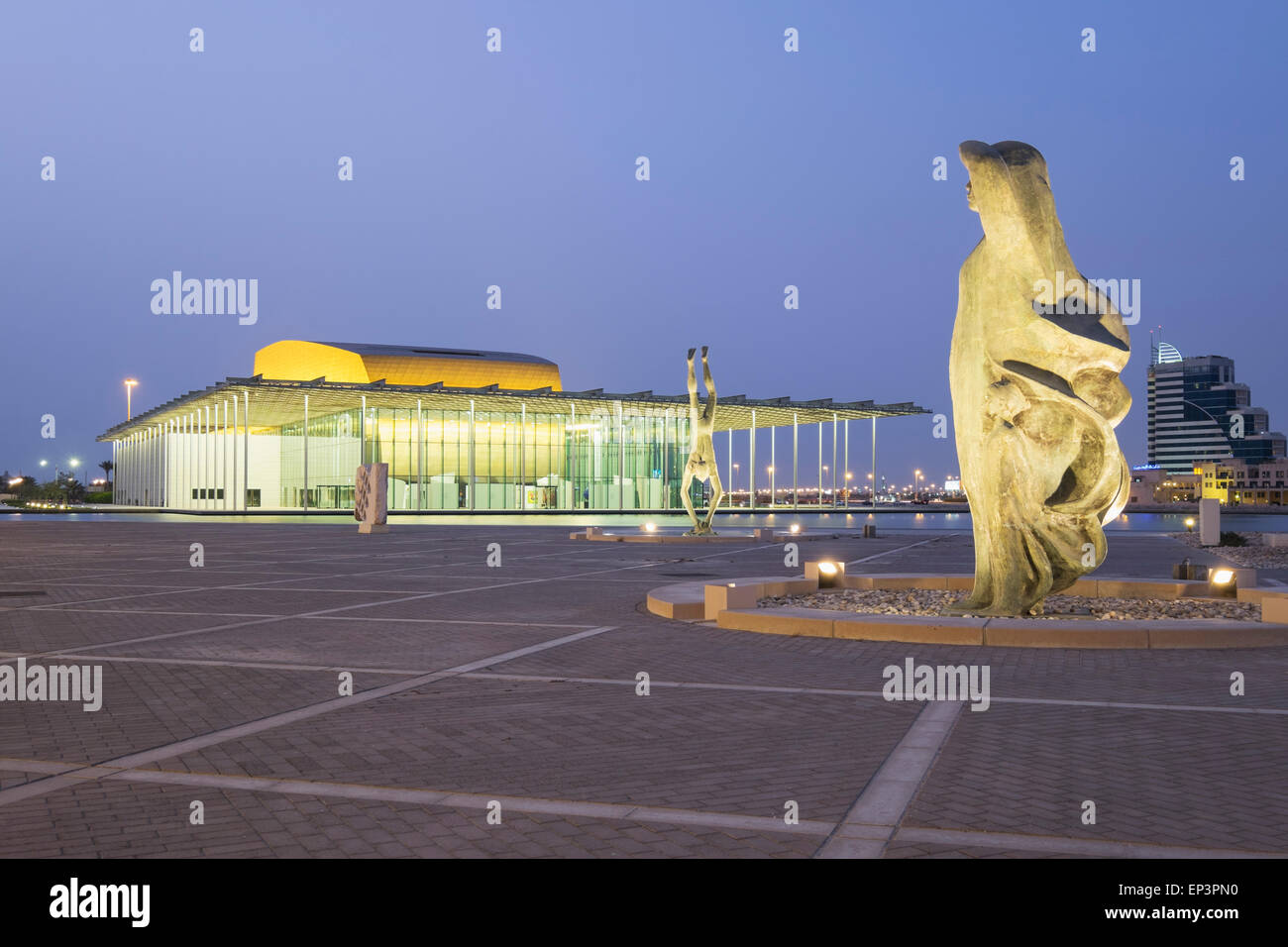 Vista del Teatro Nazionale di notte in Manama Regno del Bahrein Foto Stock