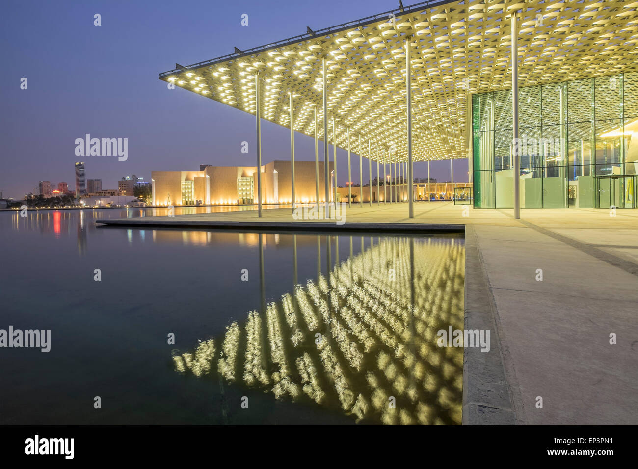 Vista del Teatro Nazionale di notte in Manama Regno del Bahrein Foto Stock