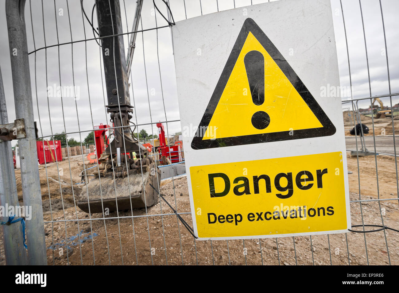 Pericolo scavi profondi cartello di avviso su un sito in costruzione Foto  stock - Alamy
