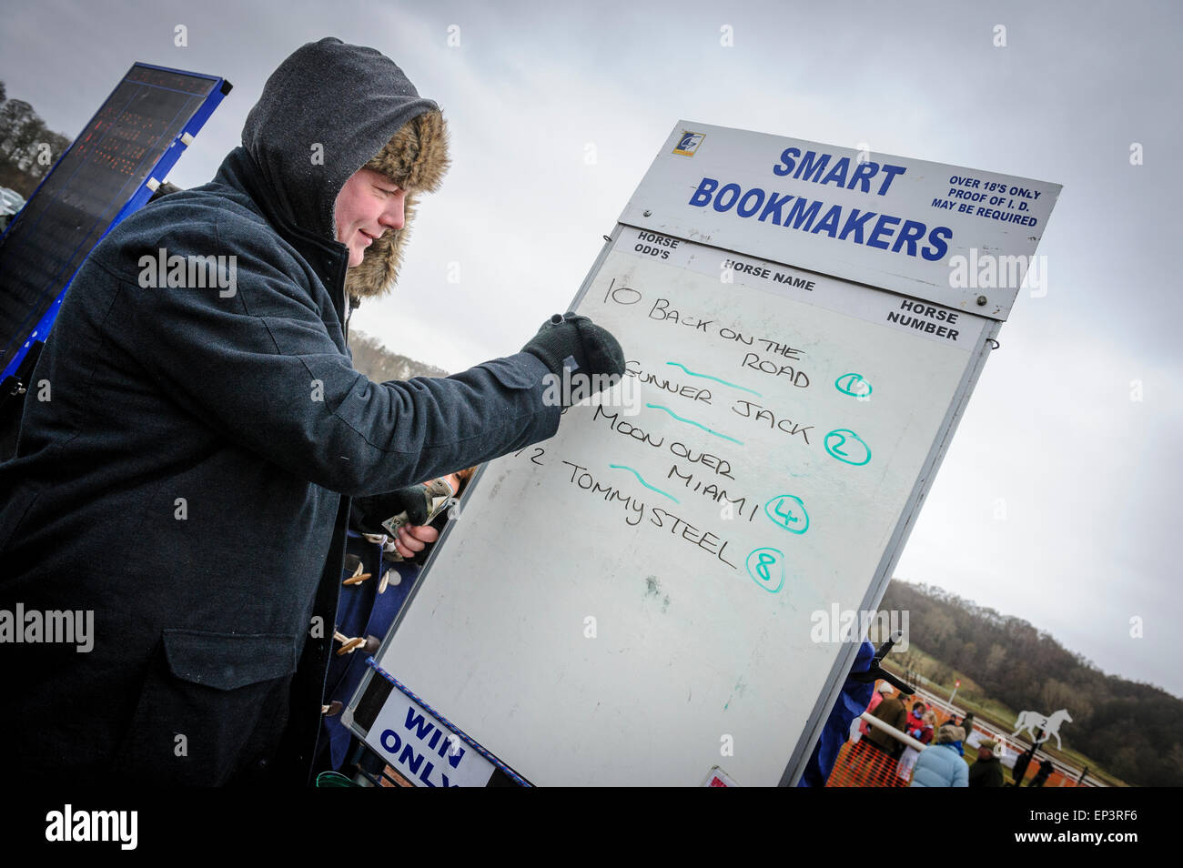 Un bookmaker sul posto di lavoro a un ippodromo in Scozia Foto Stock