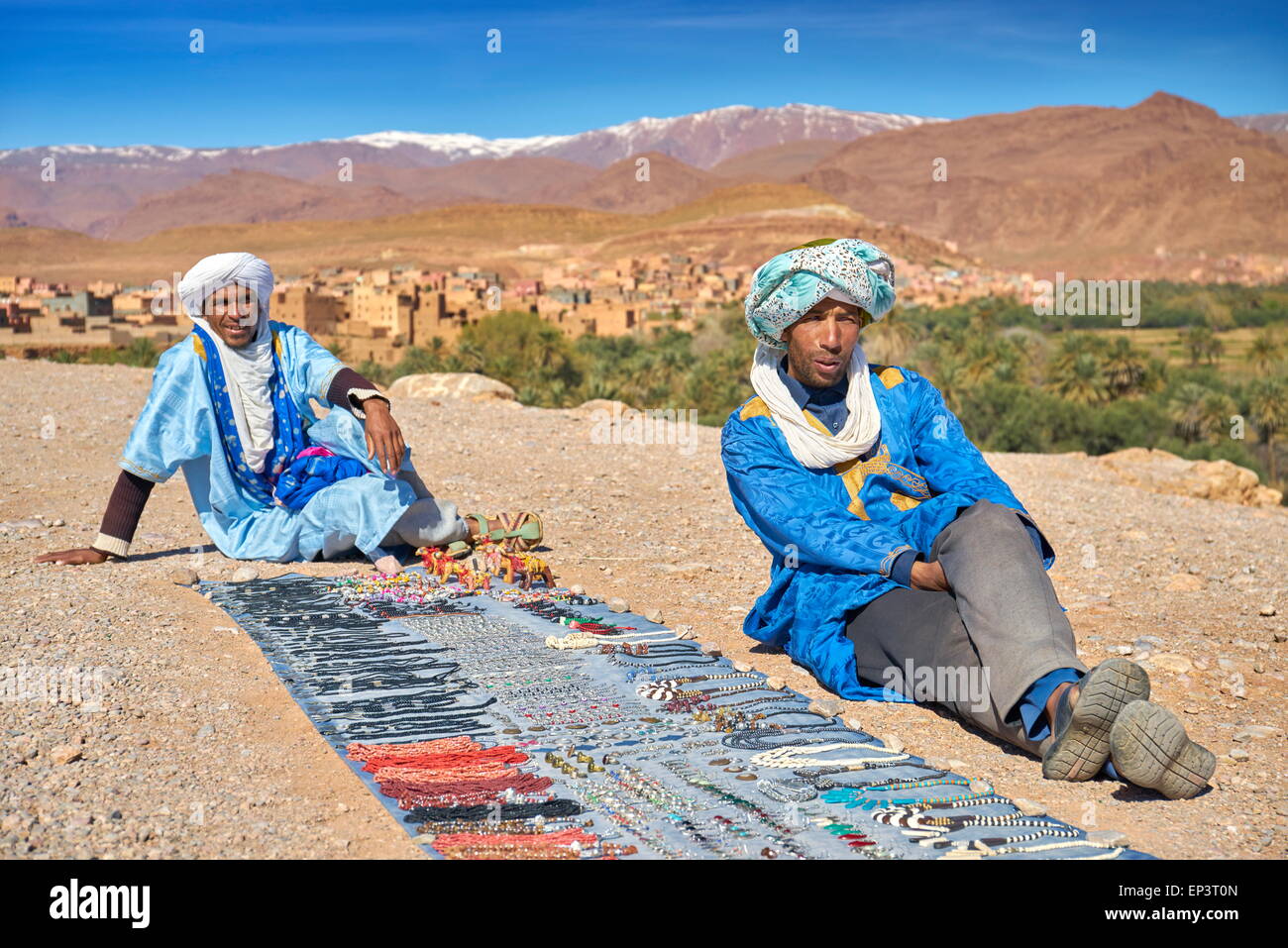 Berber uomini che vendono souvenir, ritratto, Dades Valley, Marocco Foto Stock