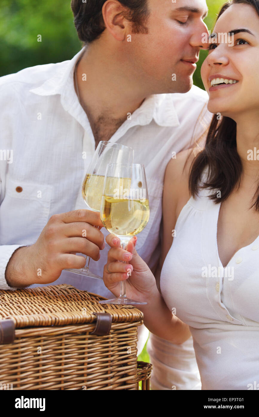 Giovane coppia felice godendo un bicchieri di vino bianco Foto Stock