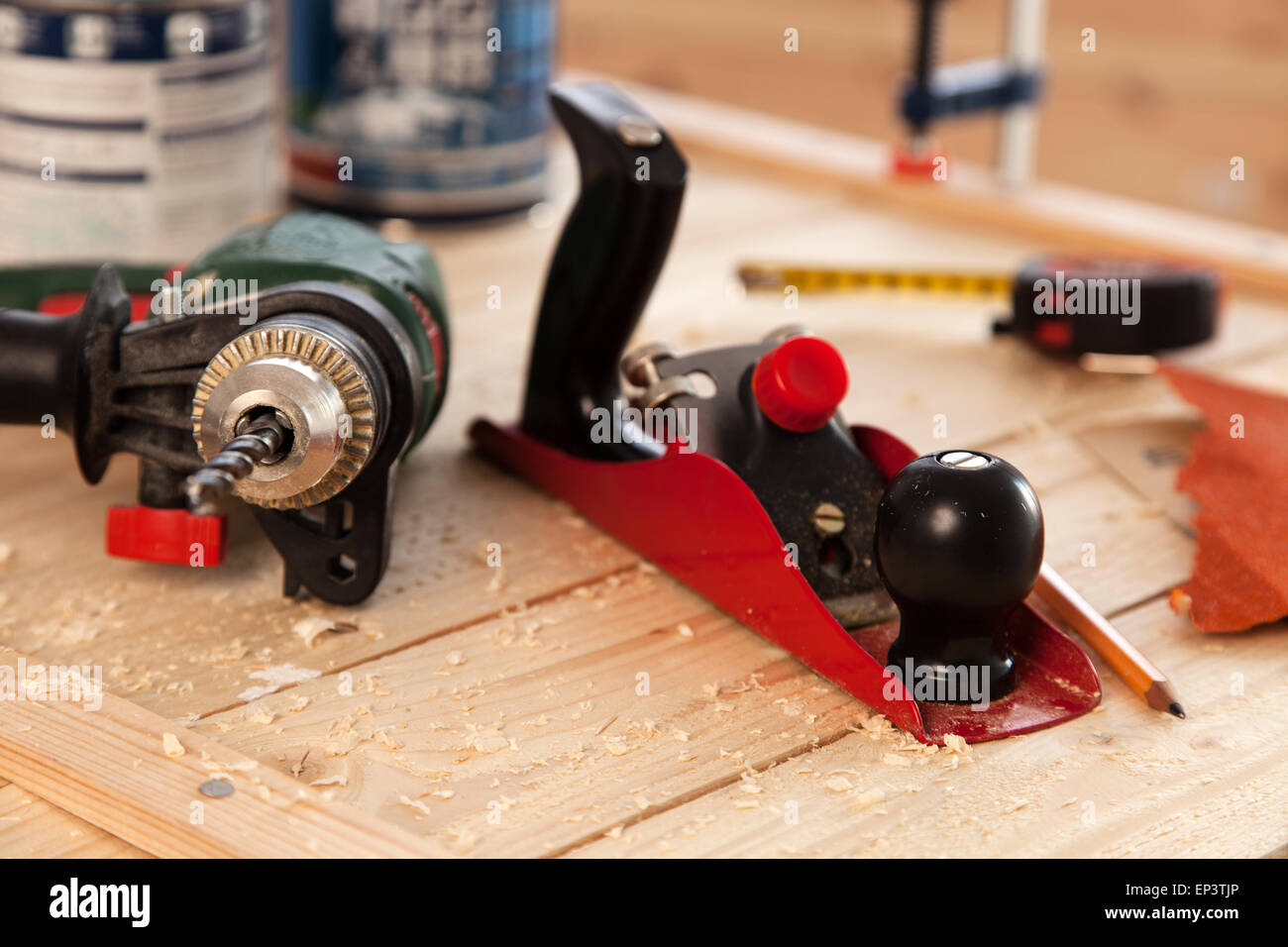 Gli strumenti per la lavorazione del legno su un falegname tabella Foto Stock