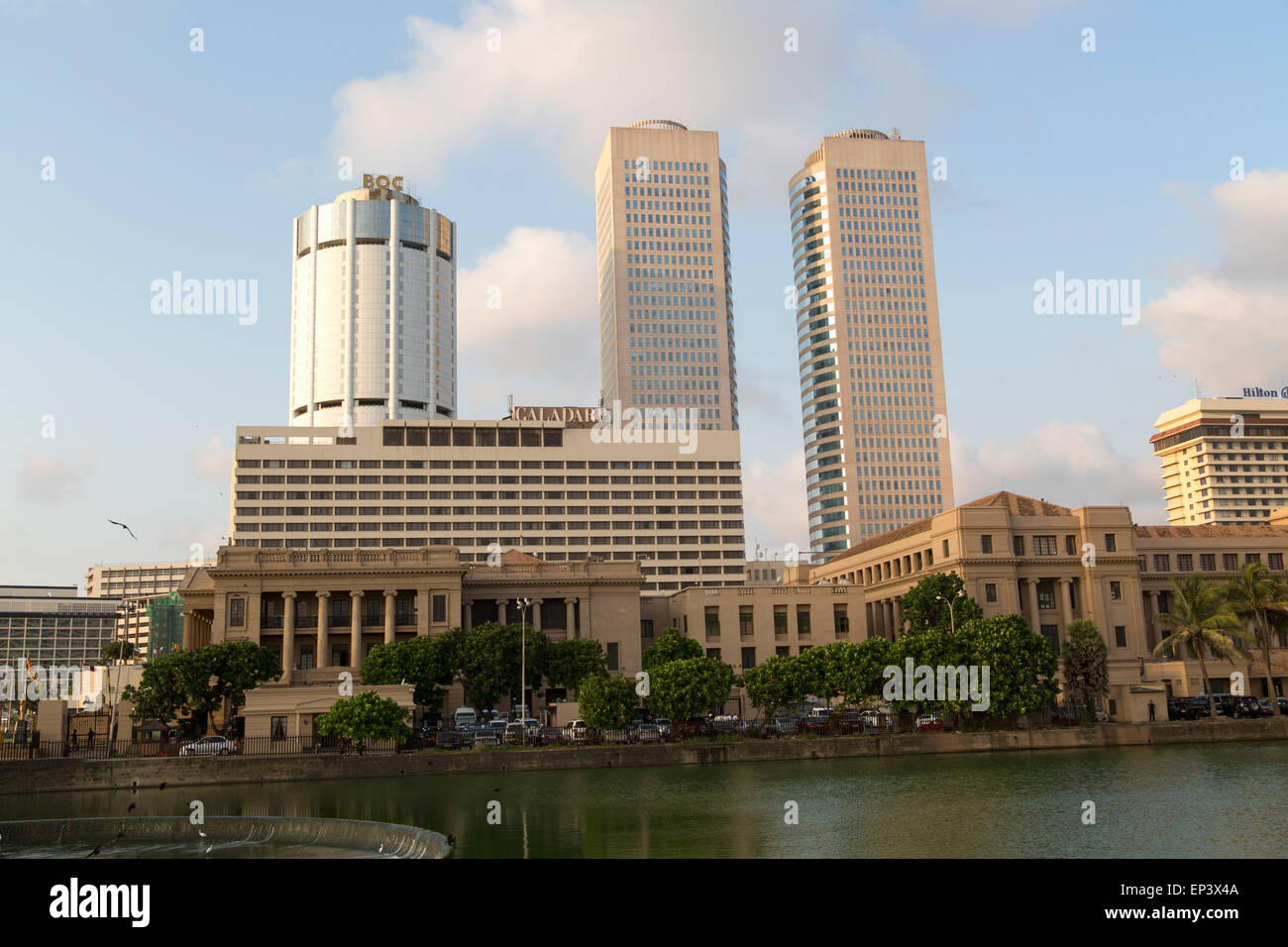 Torri gemelle del World Trade Center e alberghi moderni, il quartiere centrale degli affari, Colombo, Sri Lanka Foto Stock