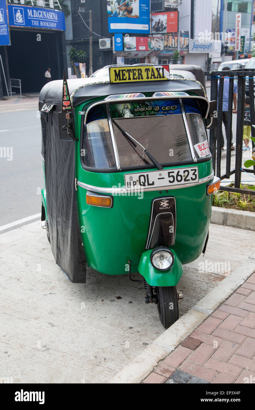 Un Tuk Tuk motorizzata triciclo rickshaw taxi veicolo, Colombo, Sri Lanka, Asia Foto Stock