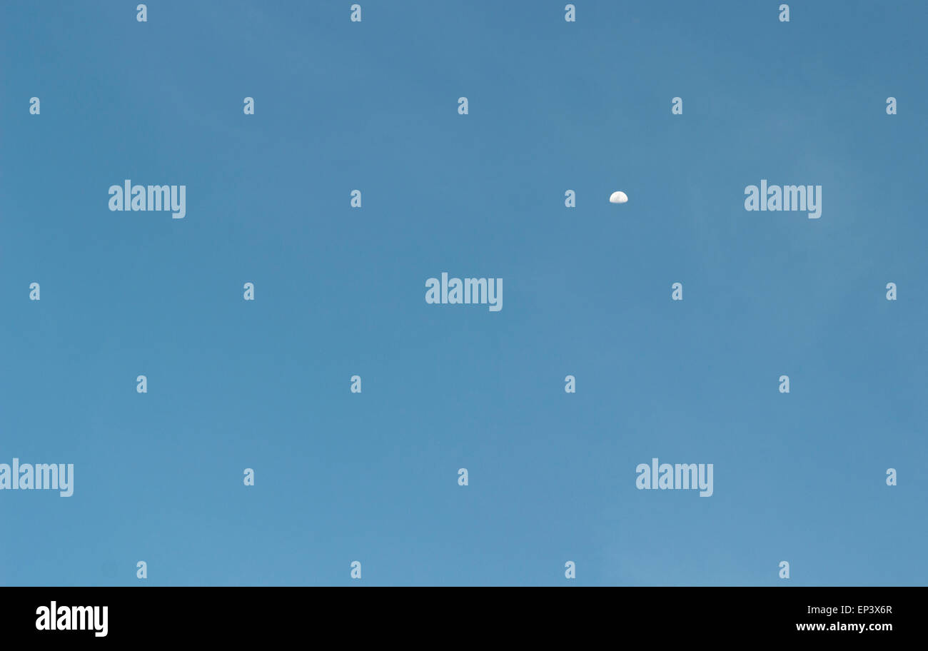 Vista della luna durante il giorno in un cielo blu. Foto Stock