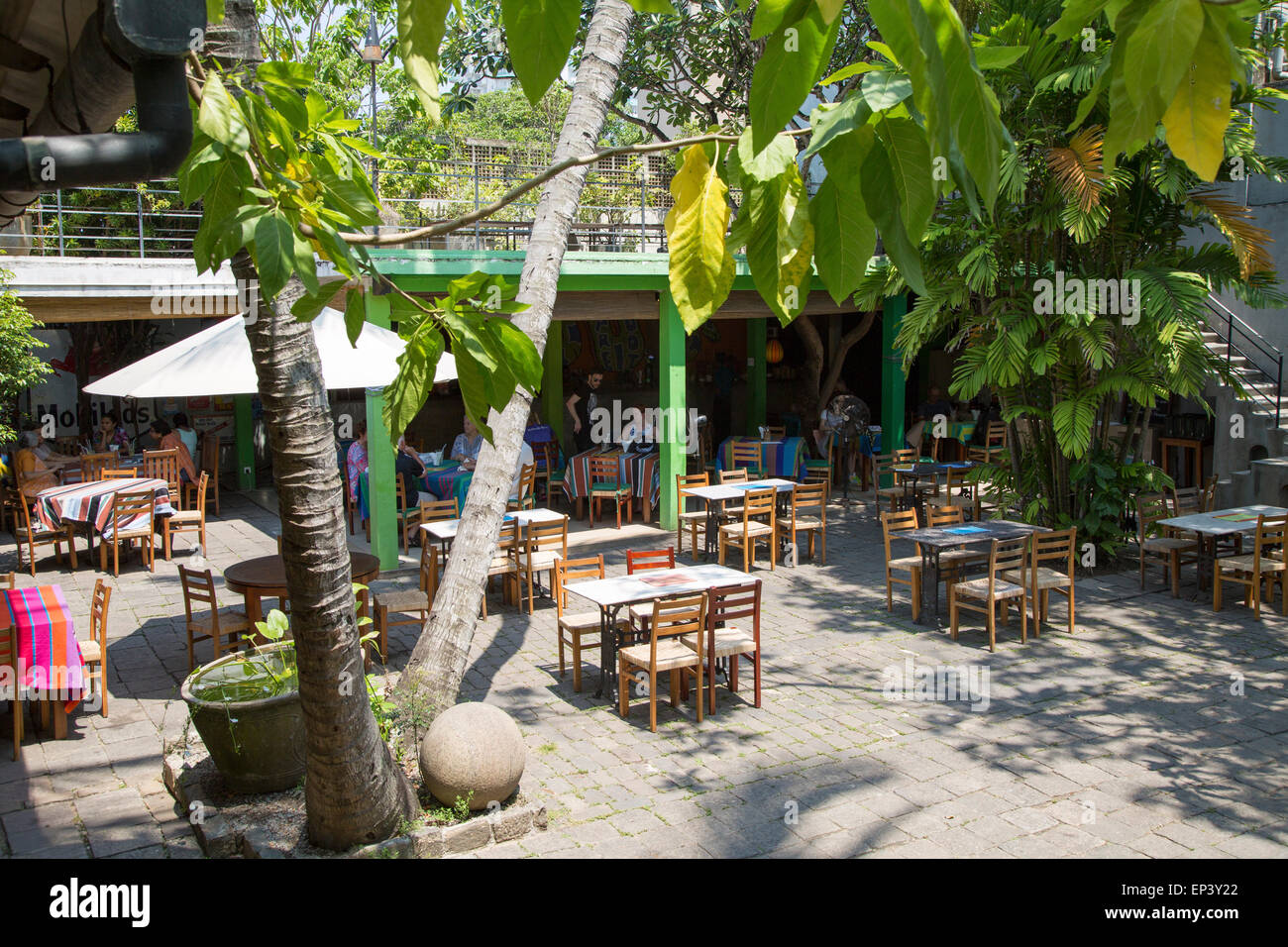 Courtyard cafe in negozio a piedi nudi, Colombo, Sri Lanka, Asia Foto Stock