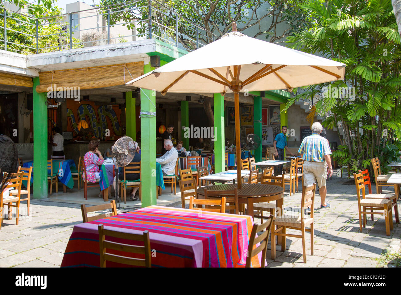 Courtyard cafe in negozio a piedi nudi, Colombo, Sri Lanka, Asia Foto Stock