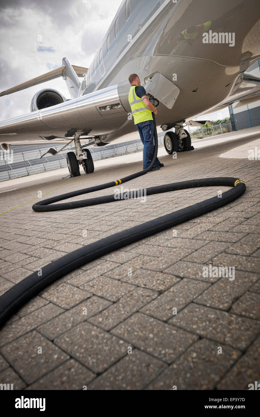 Il rifornimento di carburante, mettere carburante in un aereo privato Foto Stock