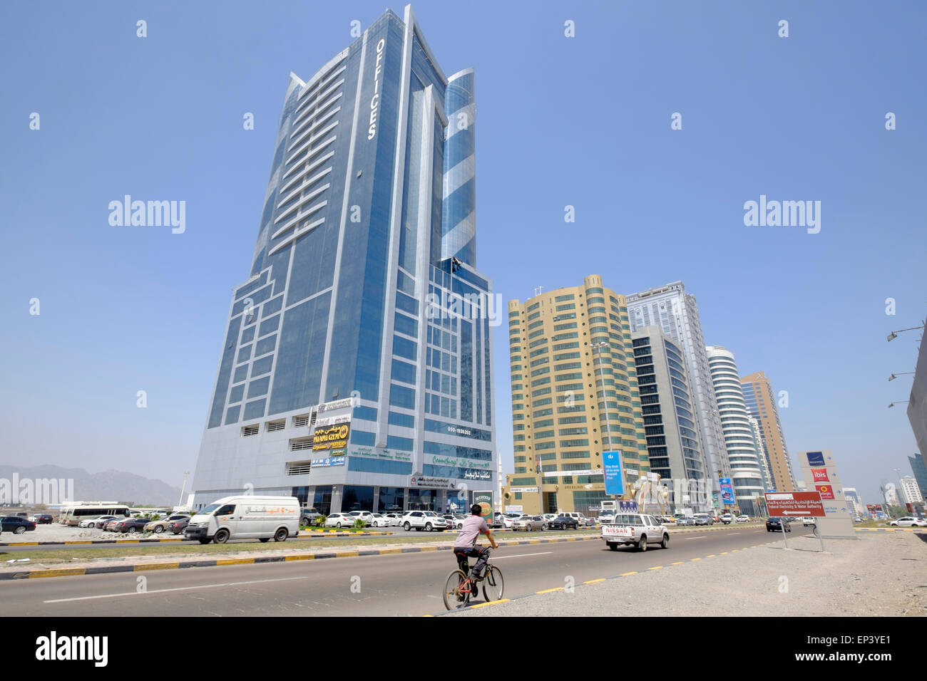 Vista di moderni edifici per uffici nella città di Fujairah negli Emirati Arabi Uniti Foto Stock