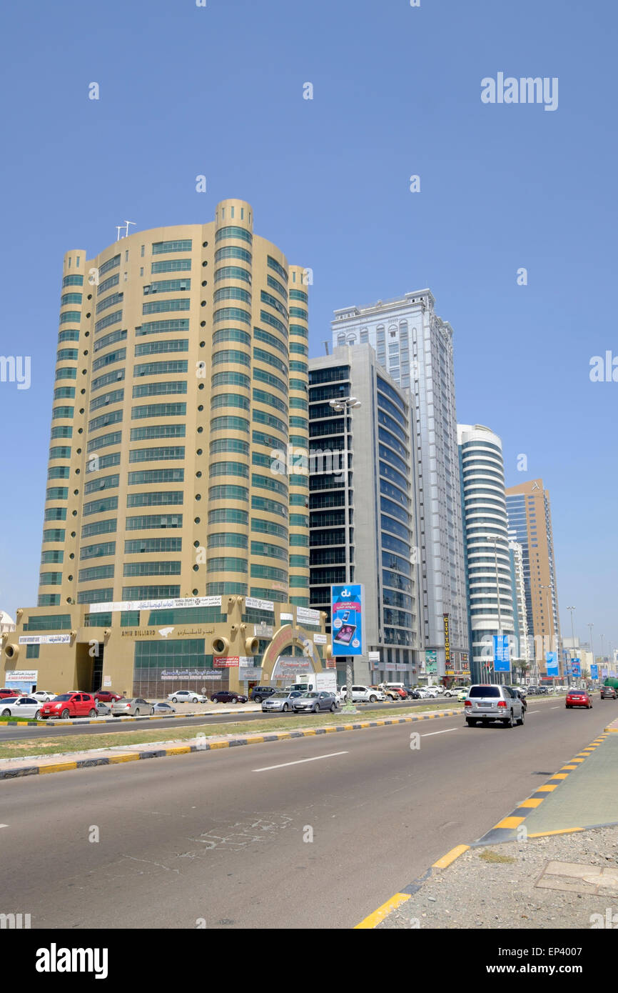 Vista di moderni edifici per uffici nella città di Fujairah negli Emirati Arabi Uniti Foto Stock