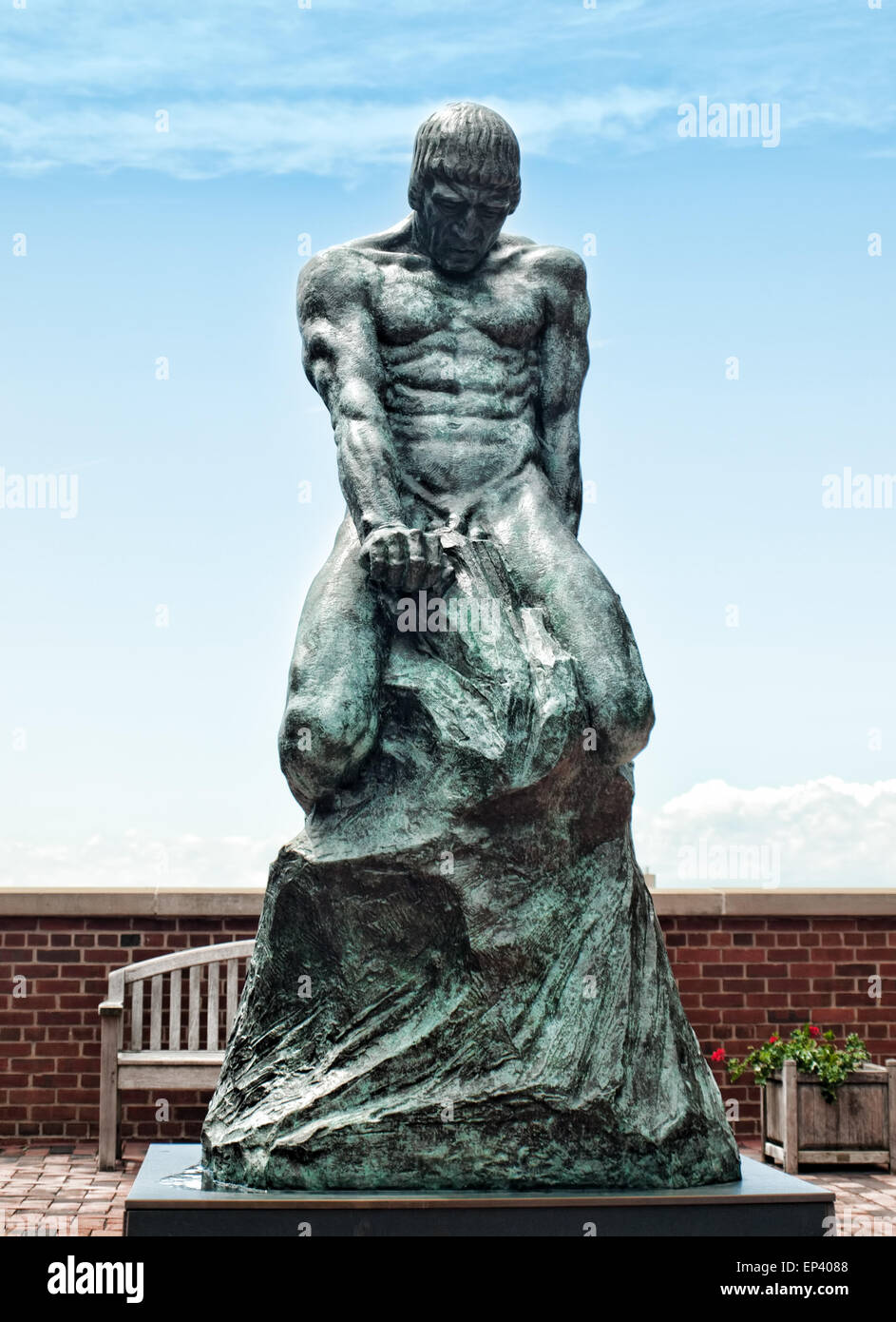 La lotta dell'uomo elementare, scultura da Malvina Hoffman, in Syracuse University Campus in Syracuse, New York Foto Stock