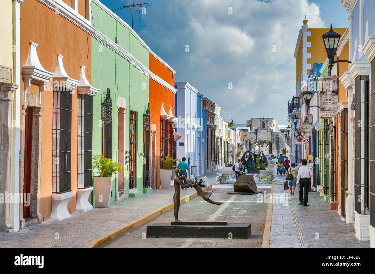 Spagnolo coloniale case, scultura dell'artista Almanzor, street art display a Calle 59 area pedonale in Campeche, Messico Foto Stock