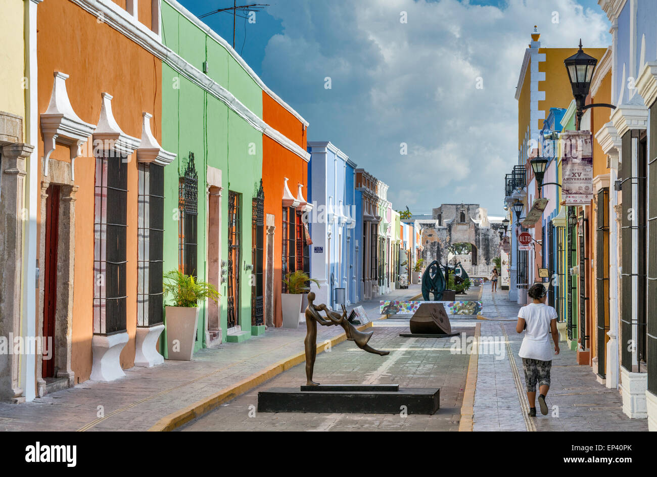 Spagnolo coloniale case, scultura dell'artista Almanzor, street art display a Calle 59 area pedonale in Campeche, Messico Foto Stock