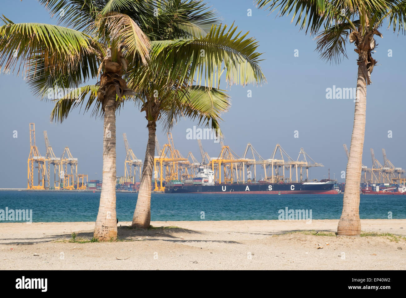 Naturale di acqua profonda terminal container del porto di Khorfakkan in Emirato di Sharjah negli Emirati Arabi Uniti Foto Stock