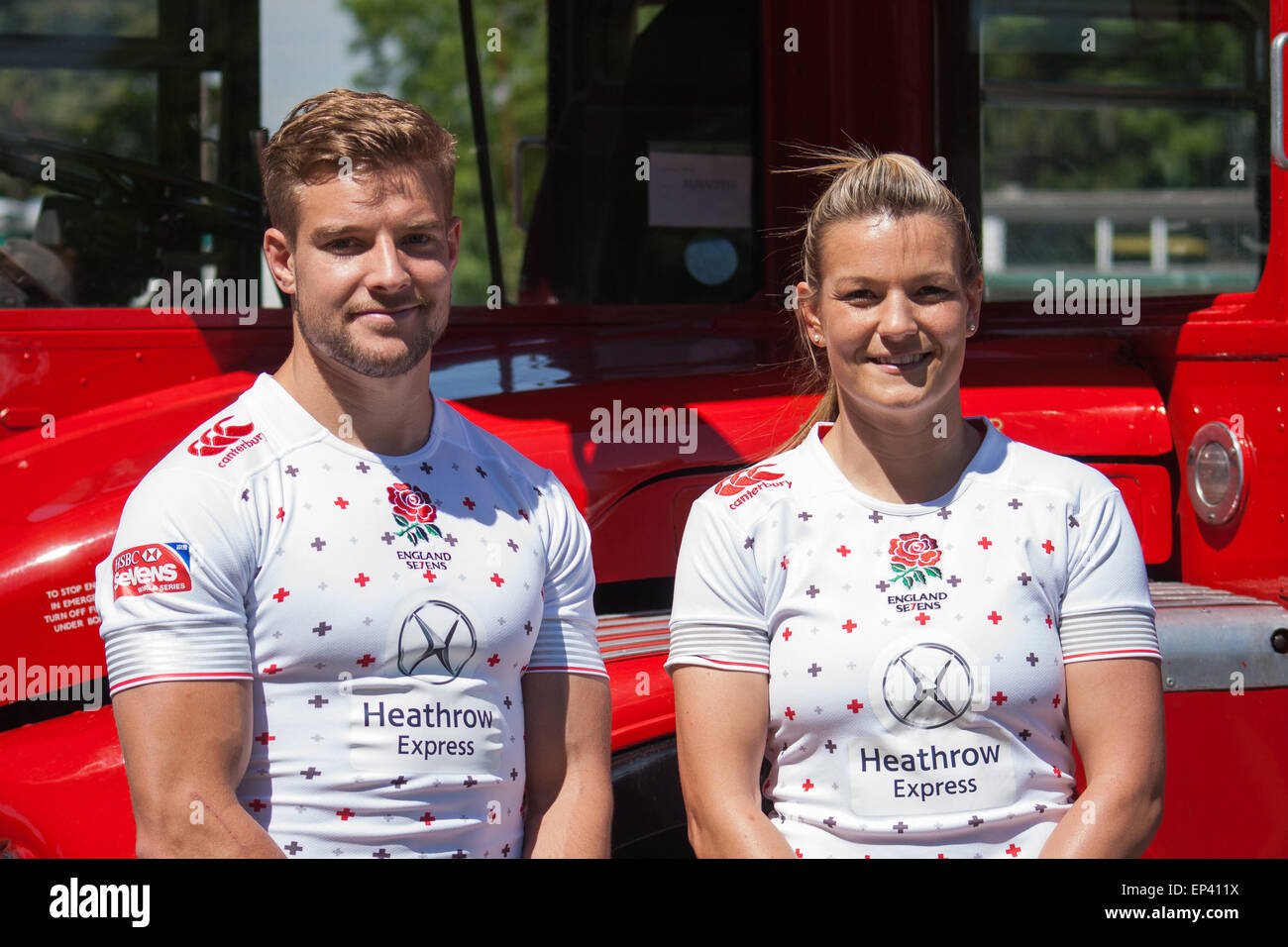 Londra, Regno Unito. 13 maggio 2015. Inghilterra uomini e donne capitani, Tom Mitchell e Abi Chamberlain durante il lancio del Marriott London Sevens e Donna Sevens World Series al Balm Elms centro sportivo. Credito: Elsie Kibue / Alamy Live News Foto Stock