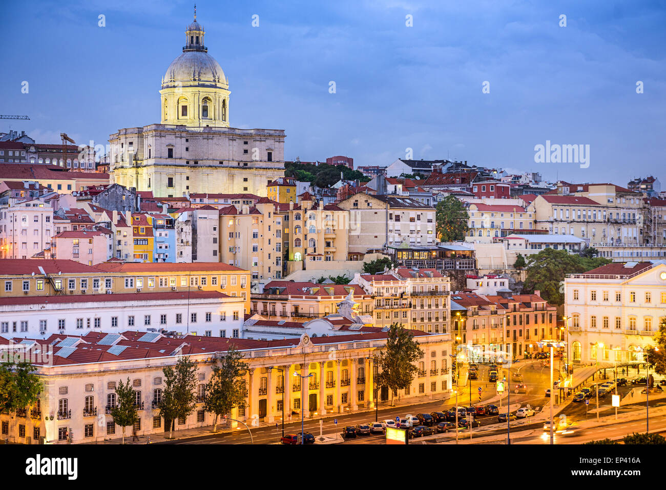 Lisbona, Portogallo twilight cityscape presso il quartiere di Alfama. Foto Stock