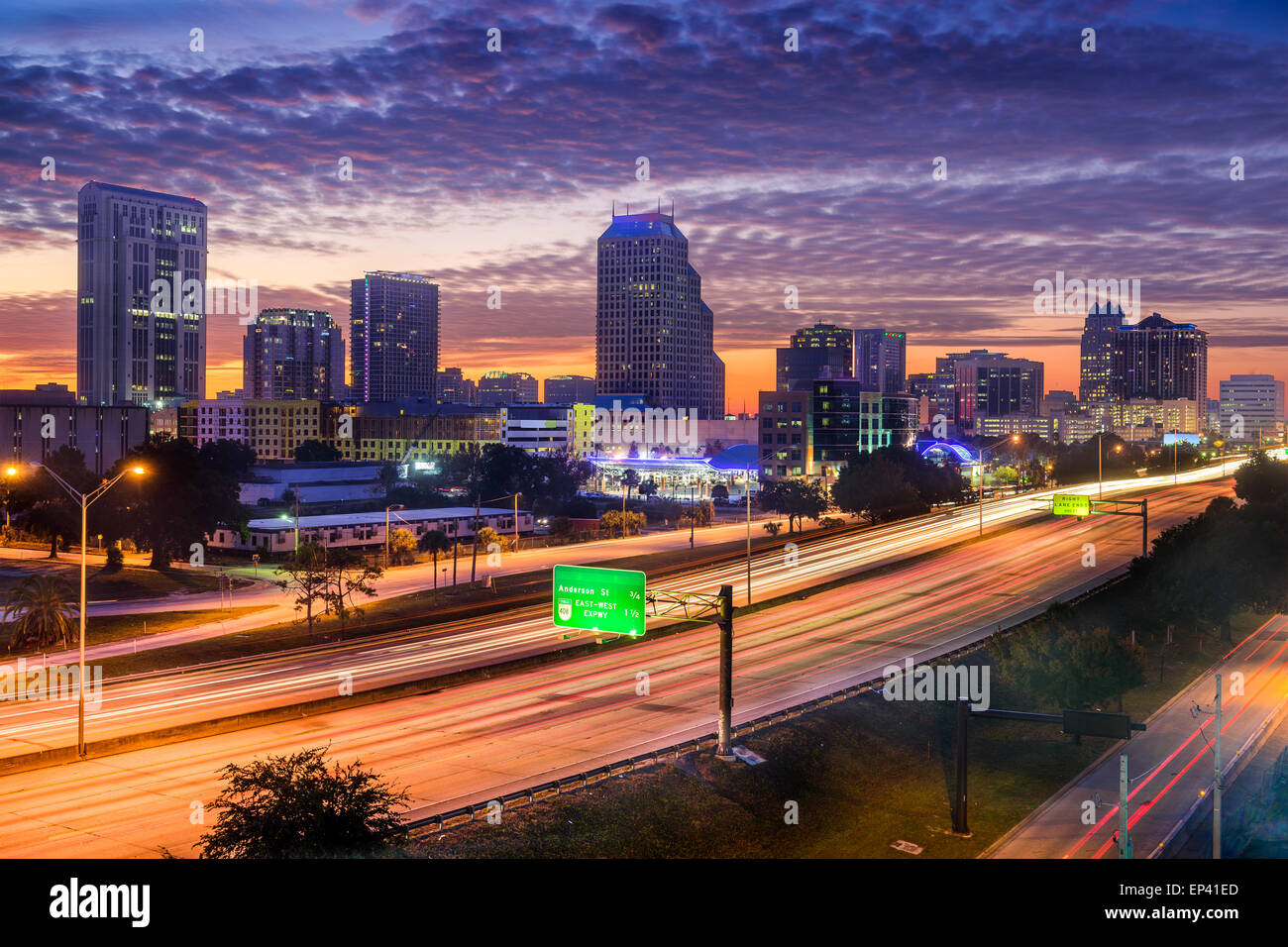 Orlando, Florida, Stati Uniti d'America skyline al di sopra dell'autostrada. Foto Stock