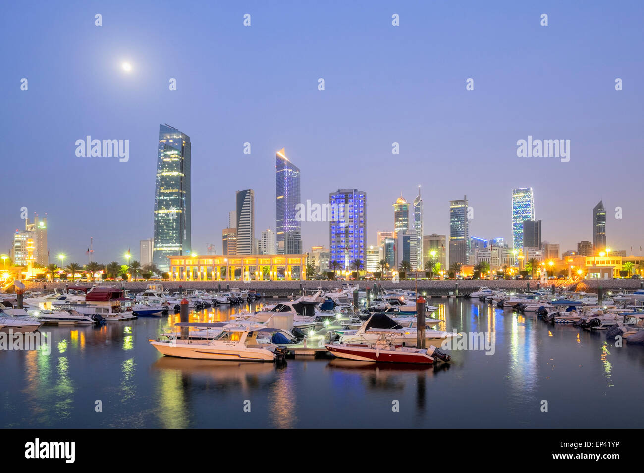 Skyline di Kuwait City dal Souq Sharq marina in Kuwait Foto Stock