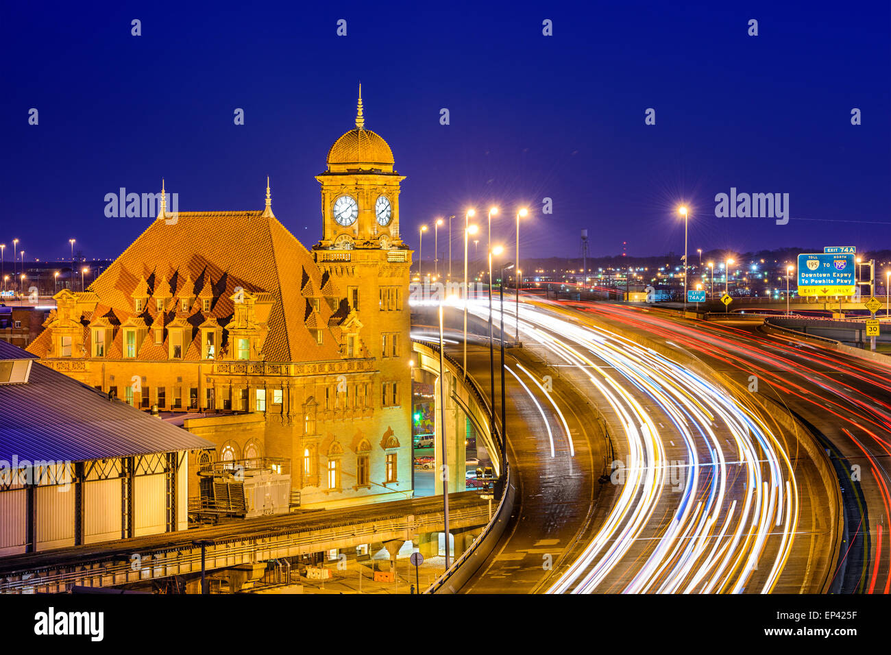 Richmond, Virginia, Stati Uniti d'America alla storica Main Street Station e la Interstate 95. Foto Stock