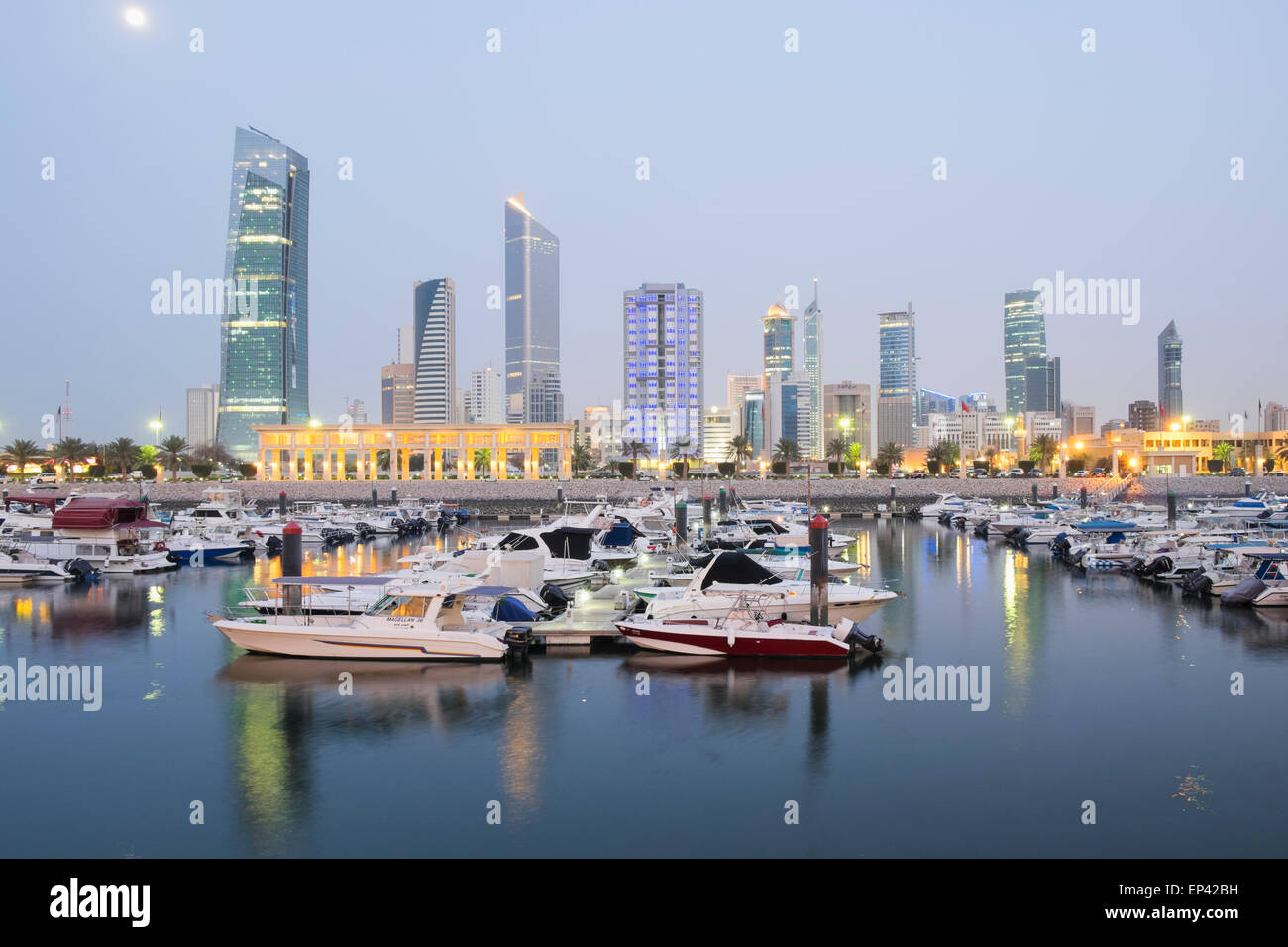 Skyline di Kuwait City dal Souq Sharq marina in Kuwait Foto Stock