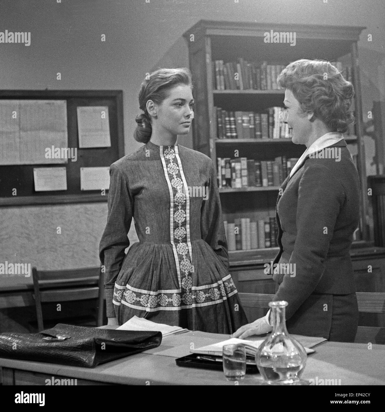 Die Abiturientin, Fernsehfilm, Deutschland 1958, Regie: Georg Marischka, Darsteller: Heli Finkenzeller, Ingeborg Schöner Foto Stock