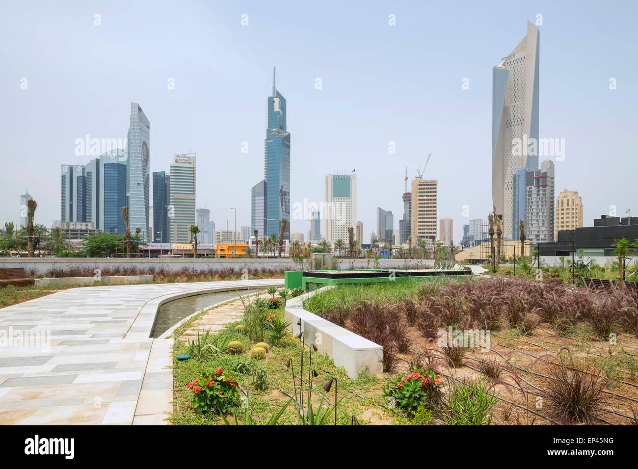 Skyline di Central Business District (CBD) dal nuovo al parco Shaheed in Kuwait City, Kuwait Foto Stock
