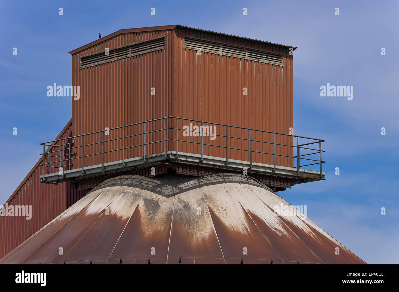 Sistema del tetto apribile su un grande silo. Foto Stock