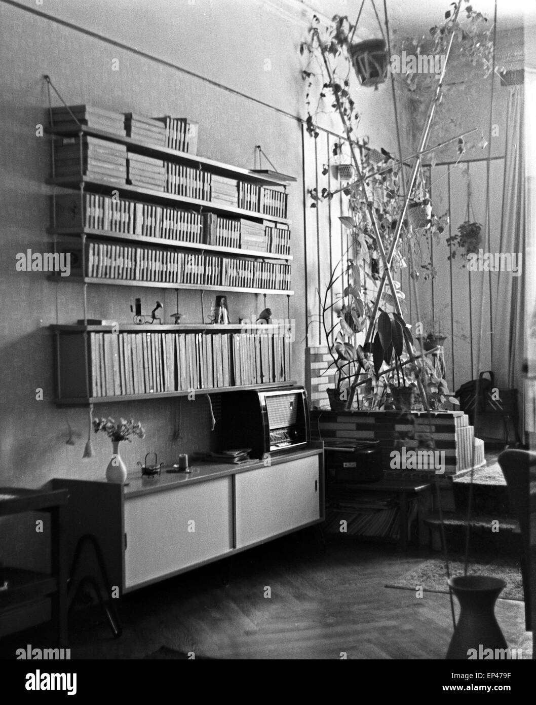 Blick auf die Inneneinrichtung in einem Wohnzimmer in Amburgo, Deutschland 1950er Jahre. Interno di un soggiorno a Amburgo, G Foto Stock