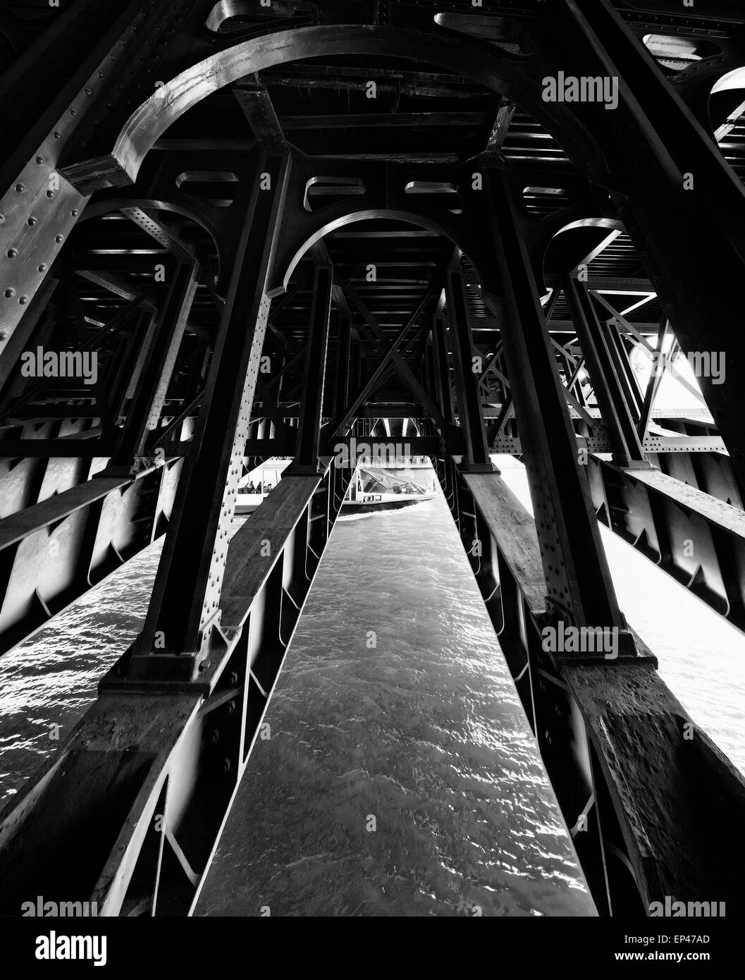 Sotto il Pont de la Concorde bridge, Parigi, Francia Foto Stock