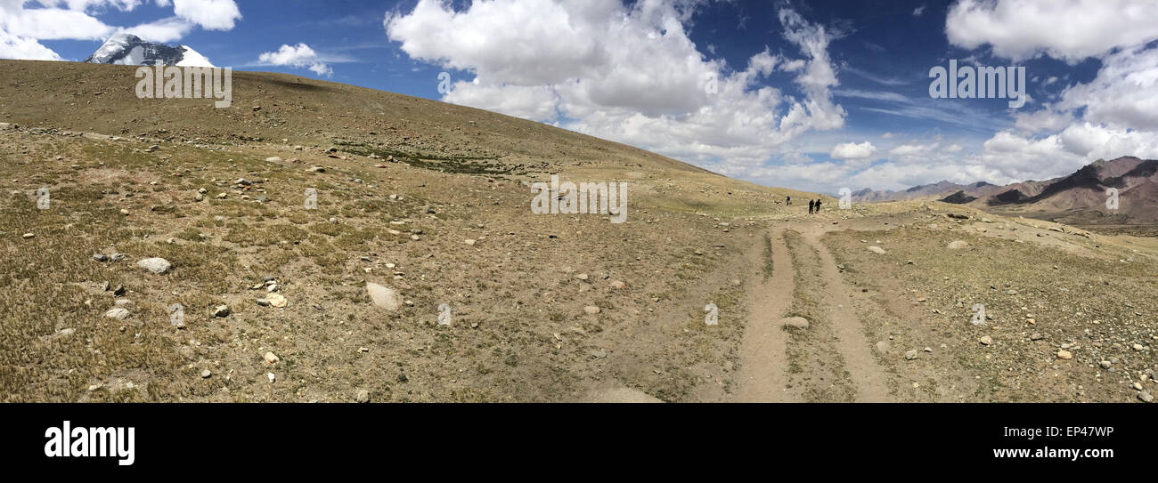 Camminando lentamente fino a Kongmarula, alta altitudine passano in Ladakh, India Foto Stock
