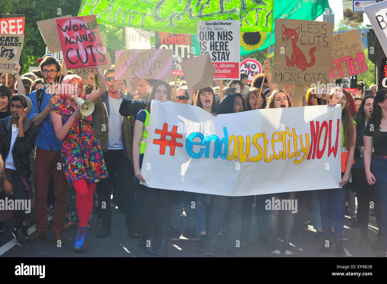 Bristol, Regno Unito. 13 maggio 2015. Migliaia marzo contro austerità dopo la recente elezione di un governo conservatore che ha proposto £12bn del welfare tagli. La protesta a Bristol è uno di molti altri simili eventi in programma in tutto il paese per chiedere la protezione della spesa sociale. Credito: Jonny bianco/Alamy Live News Foto Stock