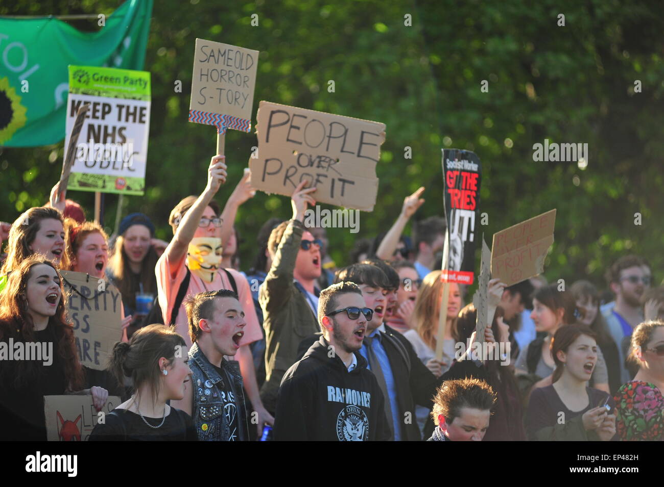 Bristol, Regno Unito. 13 maggio 2015. Migliaia marzo contro austerità dopo la recente elezione di un governo conservatore che ha proposto £12bn del welfare tagli. La protesta a Bristol è uno di molti altri simili eventi in programma in tutto il paese per chiedere la protezione della spesa sociale. Credito: Jonny bianco/Alamy Live News Foto Stock