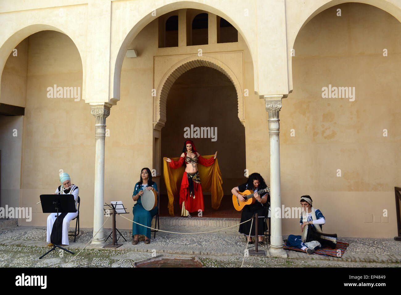 Palazzo Daralhorra Granada Andalusia Spagna velo ballerino e musicisti. Foto Stock