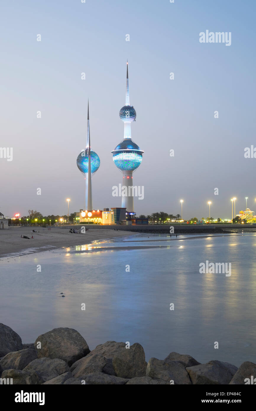 Kuwait Towers di notte in Kuwait City in Kuwait. Foto Stock