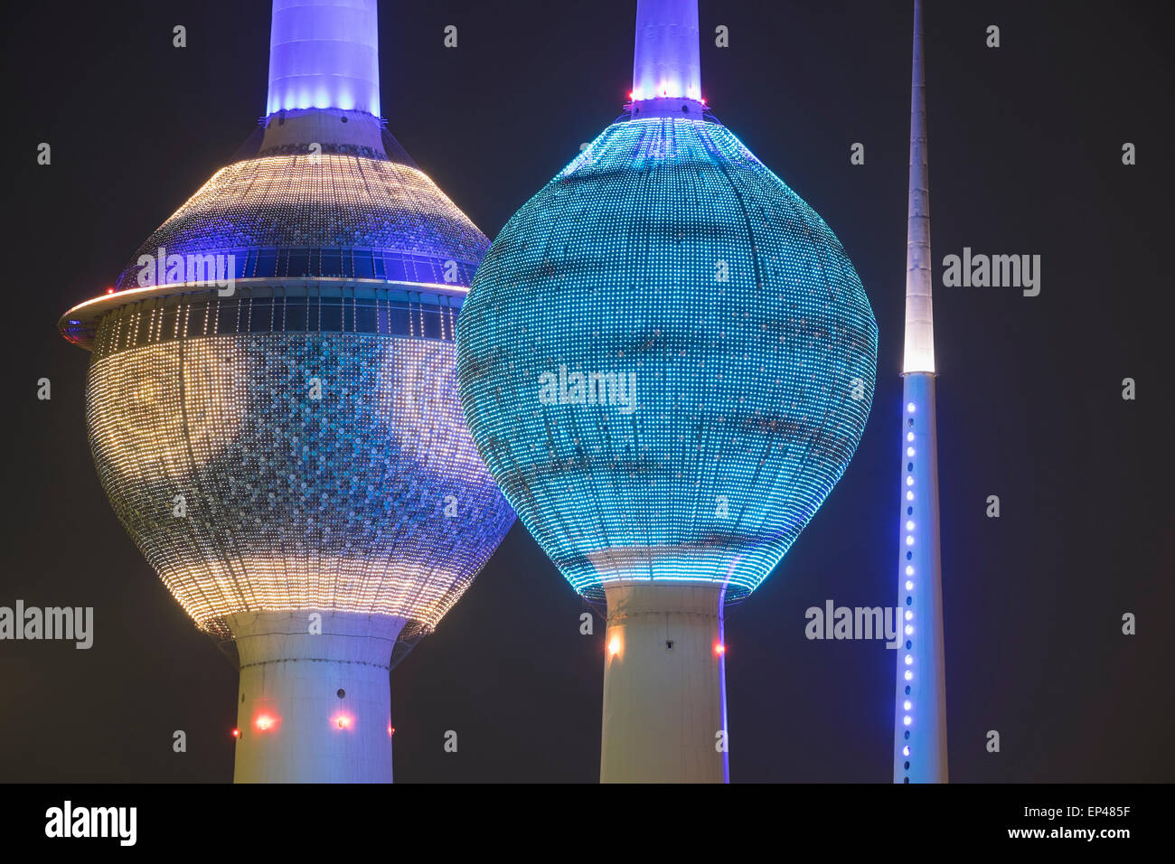 Kuwait Towers illuminata di notte in Kuwait City in Kuwait. Foto Stock