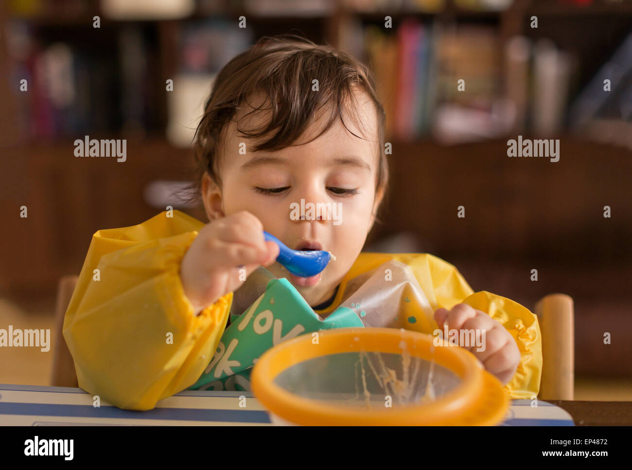 Neonato che mangia Foto Stock