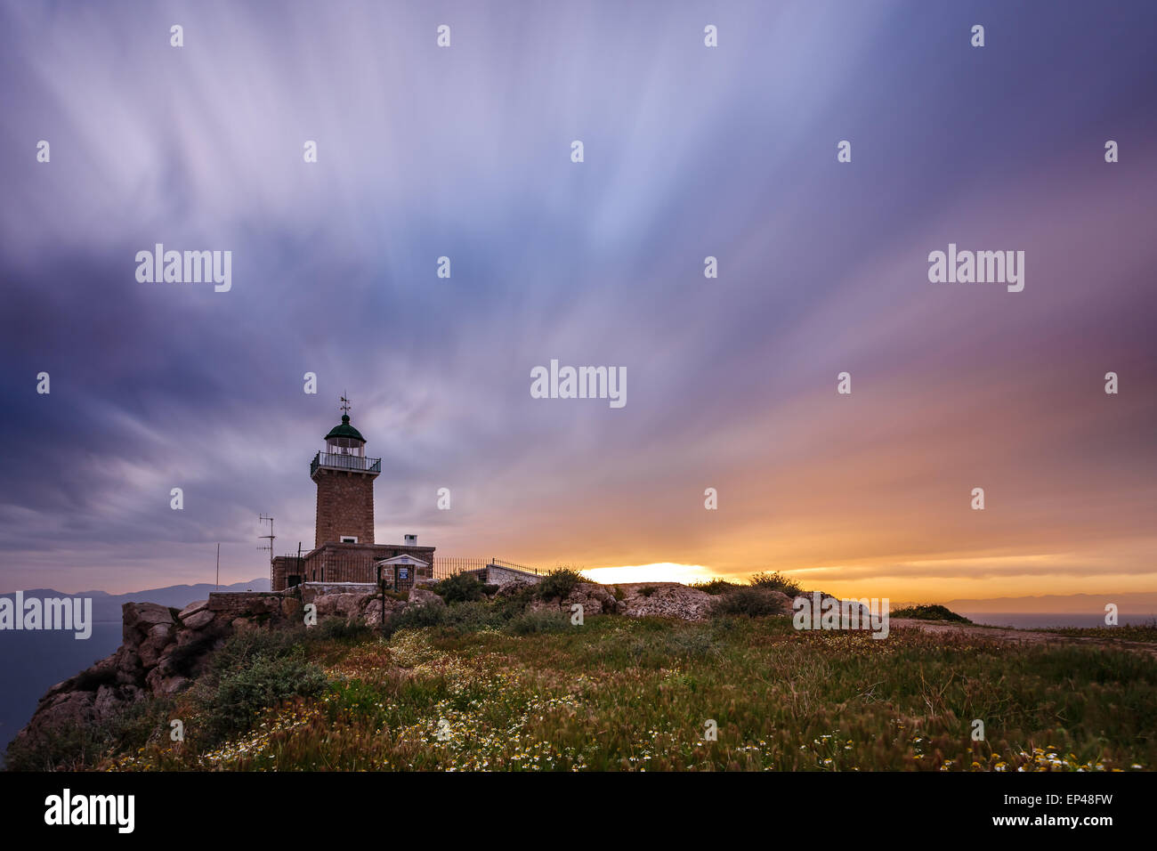 Panoramica Old Lighthouse vicino a Perachora, Grecia contro un cielo nuvoloso, fotografie con lunghi tempi di esposizione Foto Stock