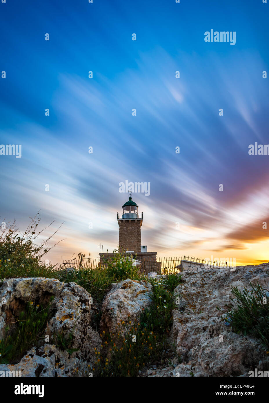 Panoramica Old Lighthouse vicino a Perachora, Grecia contro un cielo nuvoloso, fotografie con lunghi tempi di esposizione Foto Stock