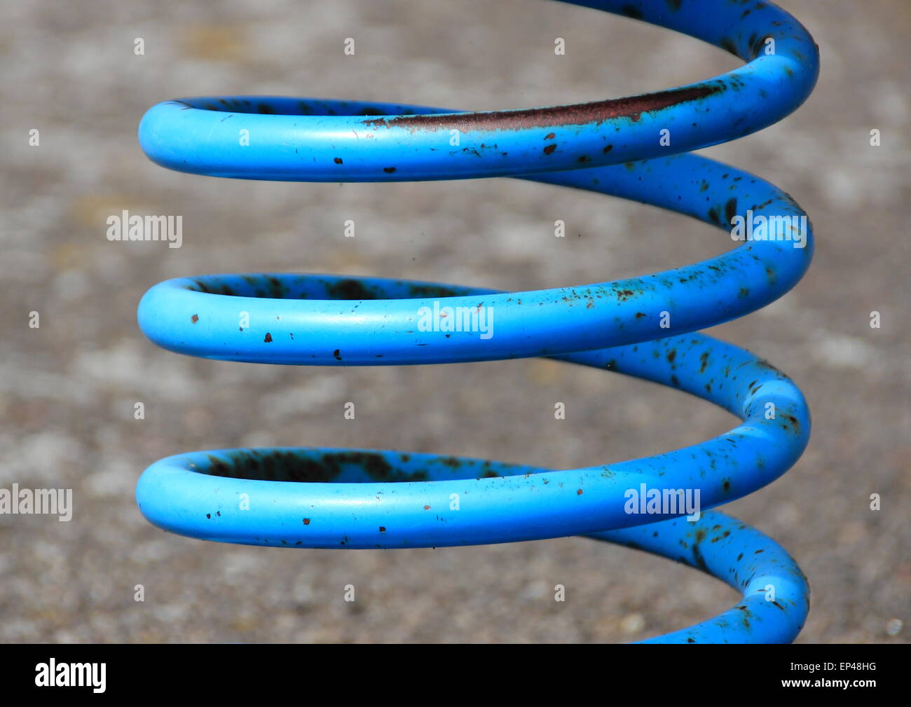 Dipinto di blu molla in metallo con la formazione di ruggine Foto Stock