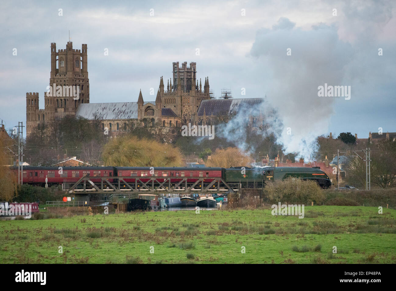 Il LNER A4 classe n. 60009 "Unione del Sud Africa" treno a vapore passando per la Cattedrale di Ely,Cambs, Foto Stock