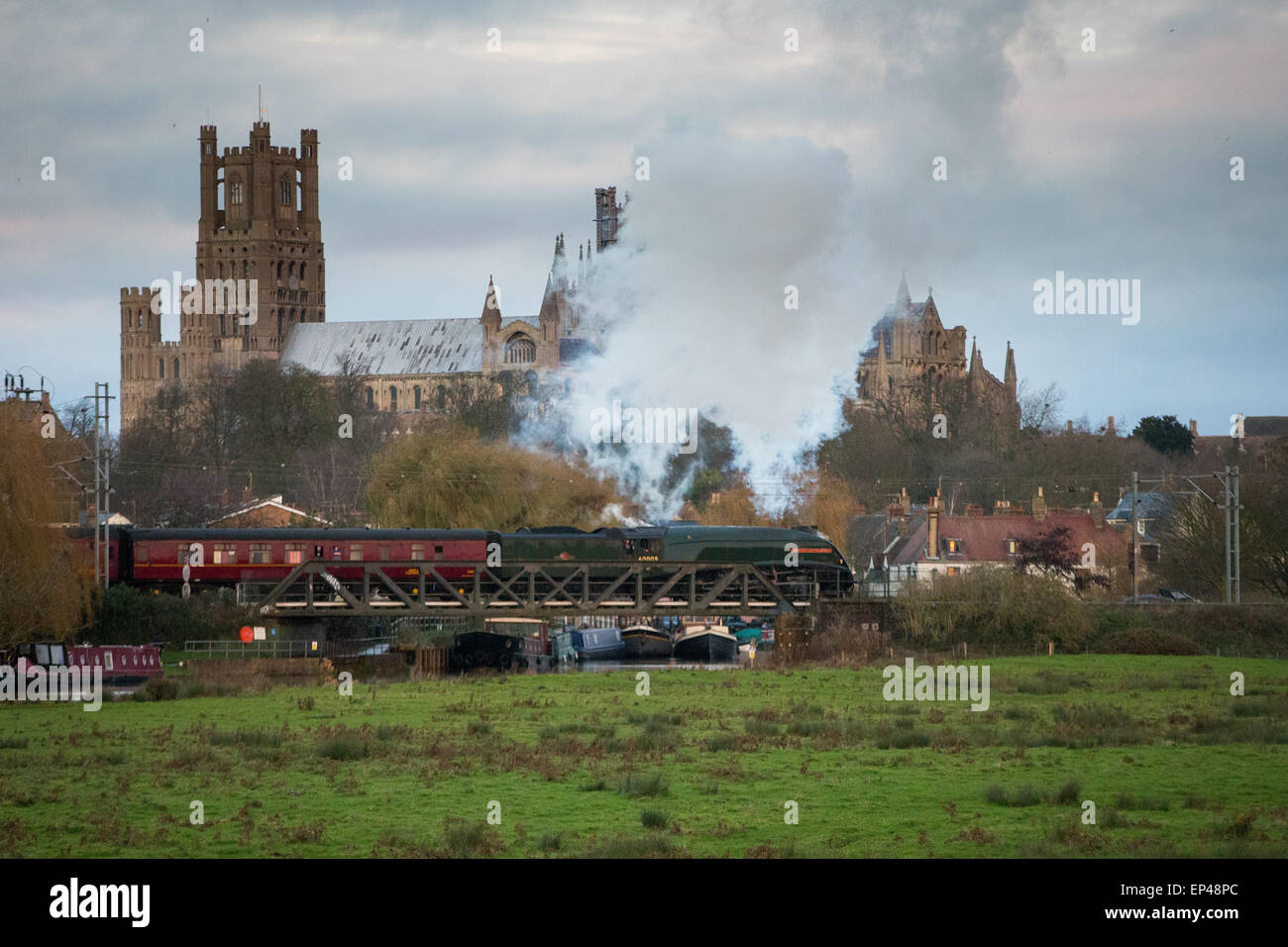 Il LNER A4 classe n. 60009 "Unione del Sud Africa" treno a vapore passando per la Cattedrale di Ely,Cambs, Foto Stock