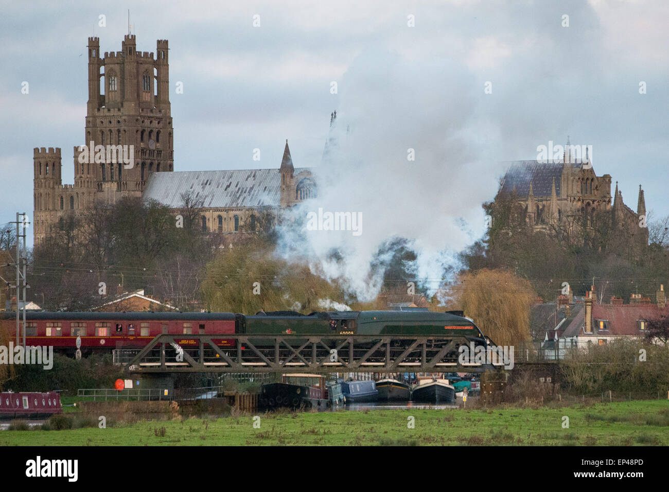 Il LNER A4 classe n. 60009 "Unione del Sud Africa" treno a vapore passando per la Cattedrale di Ely,Cambs, Foto Stock