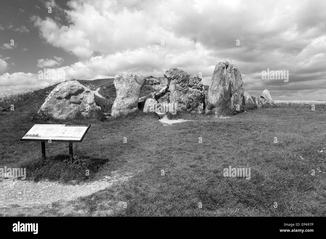 Immagine in bianco e nero di West Kennett Long Barrow, Avebury Wiltshire Regno Unito Foto Stock