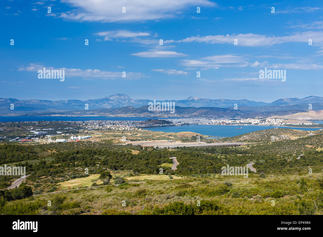 La città di CHALKIDA, EUBEA, GRECIA contro un cielo blu. Chalkida è situato sulla isola di Eubea e è collegata alla Grecia continentale Foto Stock