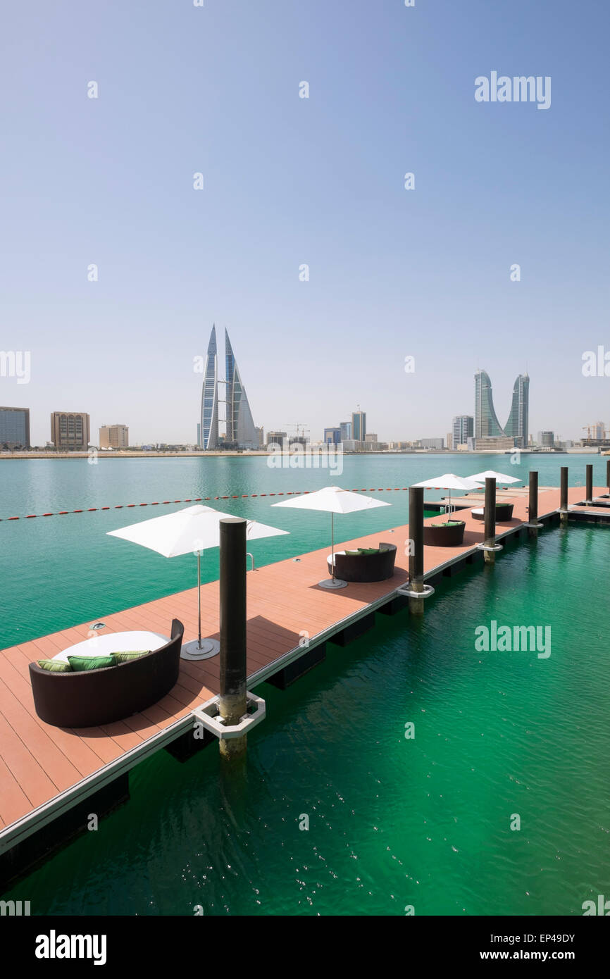 Vista del Bahrain skyline e Bahrain Bay dal nuovo Four Seasons Bahrain Bay Hotel di lusso in Bahrain Foto Stock