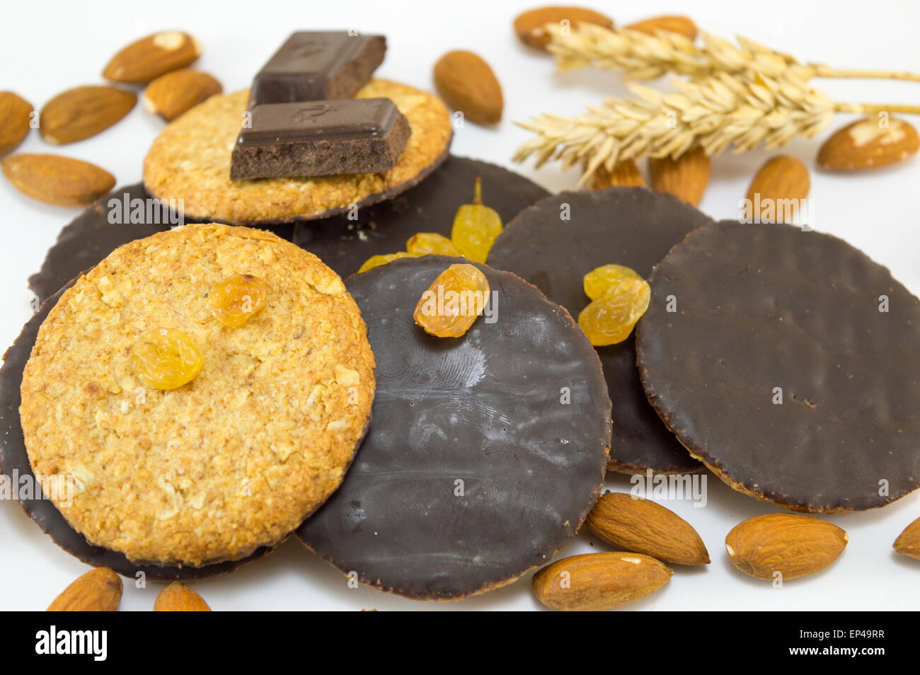 Integrale biscotti al cioccolato con mandorle e grano su bianco Foto Stock